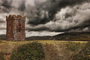 Ierland met donkere wolken foto