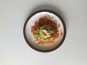 snelle salade met wortel, komkommer, humus en pijnboompitten